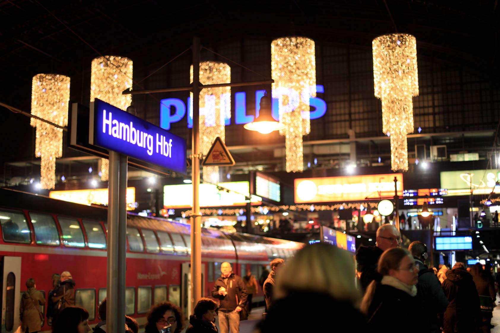 luminar Hamburg Hauptbahnhof Weihnachtsilluminationen in der Hamburger Innenstadt Kronleuchter LEDs