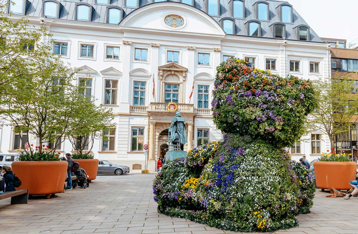 Einzigartiges Blumengesteck in Form eines 4 Meter hohen Teddys am Bürgermeister-Petersen-Platz.